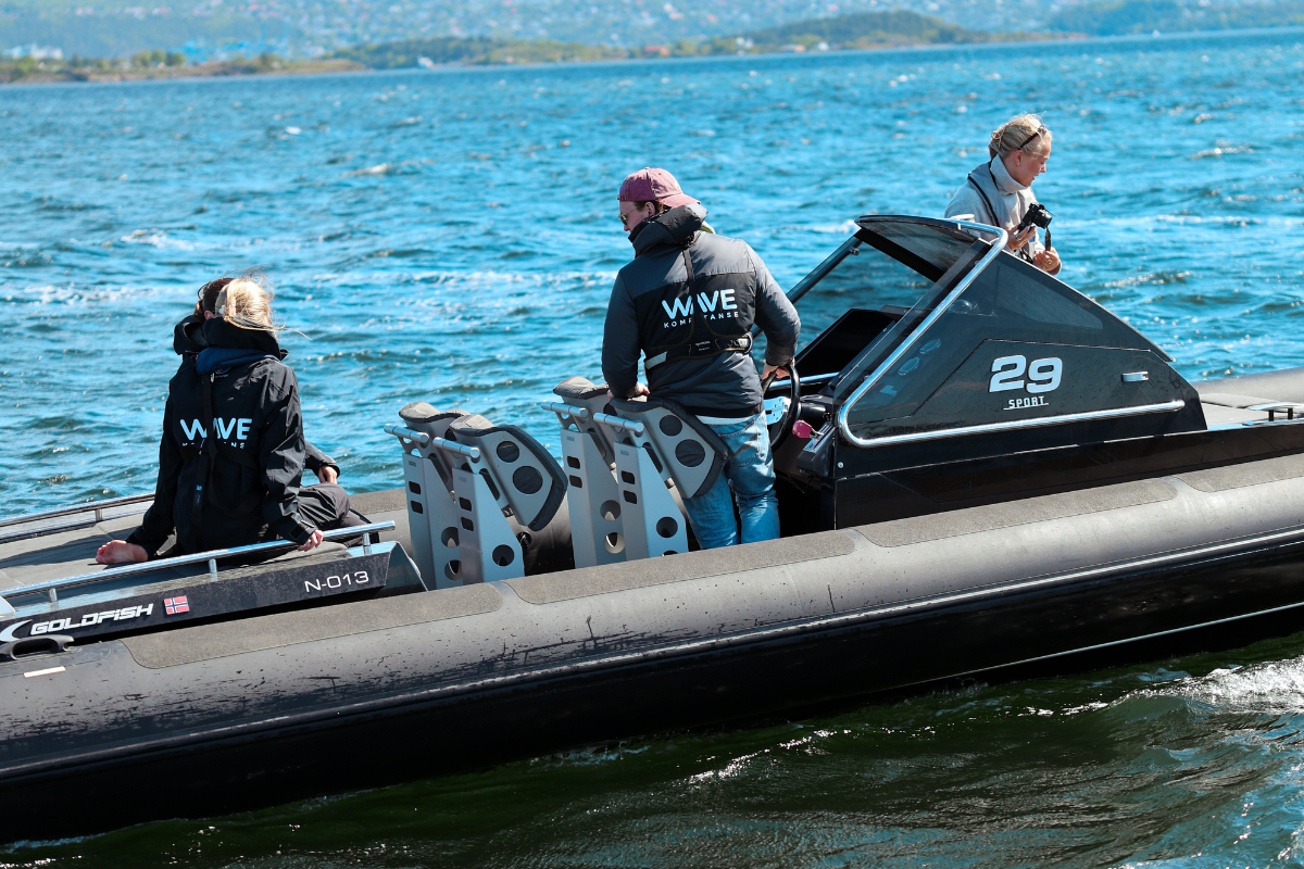 Mennesker på høyhastighetskurs på havet i en rib.
